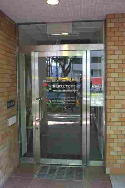 青葉通り校舎外観